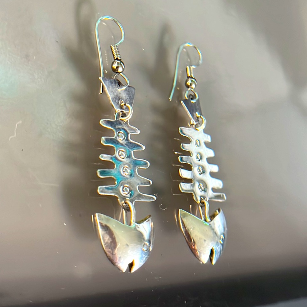Handcrafted Alpaca Nickel Fish Skeleton Earrings - Mexico. - Picture 3 of 14